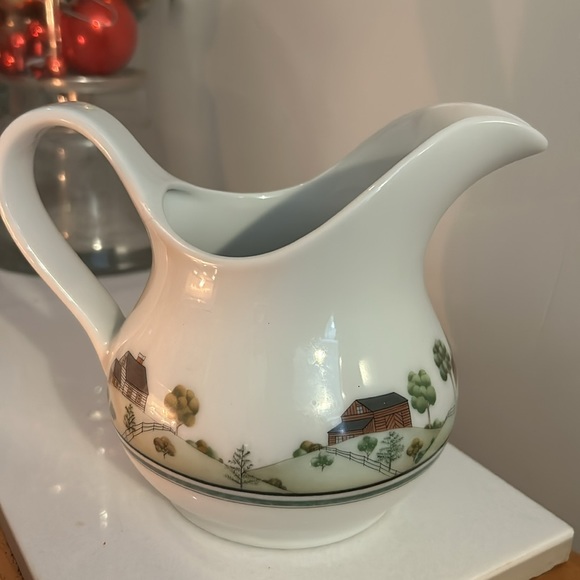 Estée Lauder Vintage pitcher in white with farm scene, rare and discontinued - Picture 3 of 6
